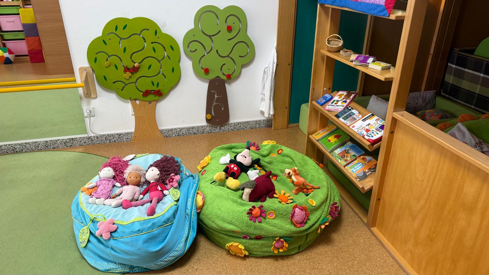Gemütliche Leseecke mit Bücherregal
