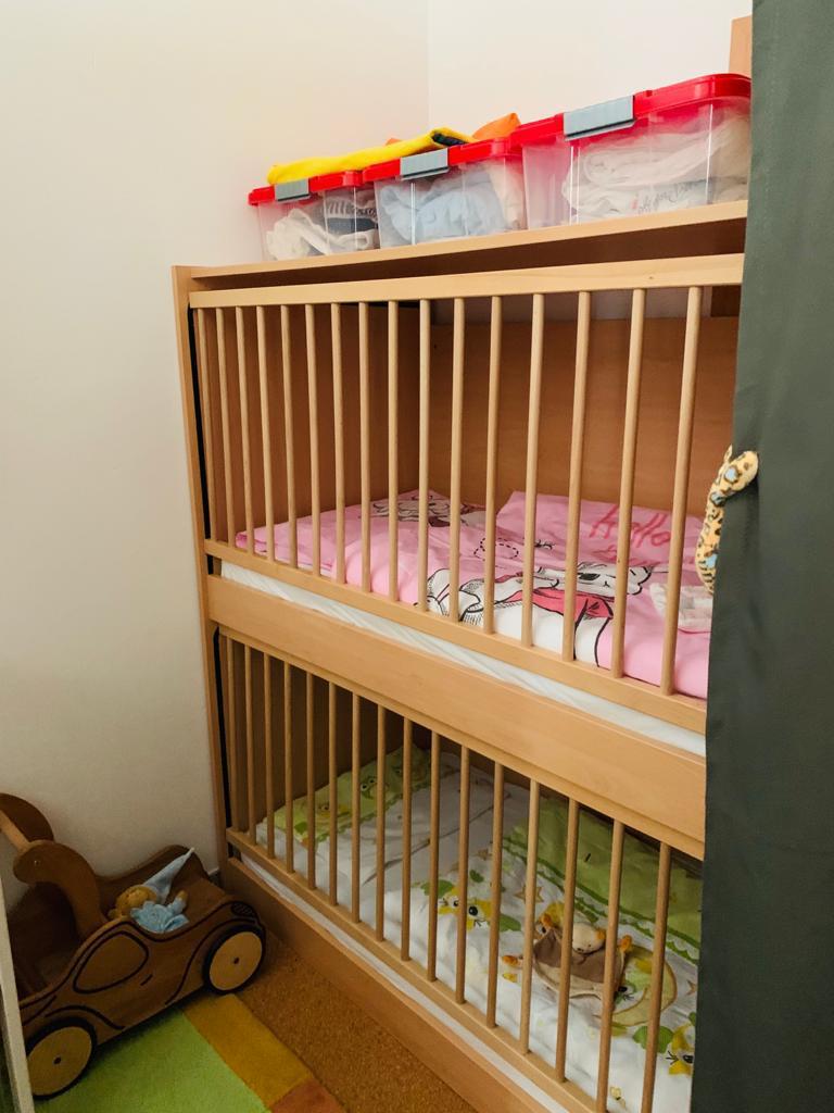 Gemütlicher Schlafbereich mit Kinderbettchen