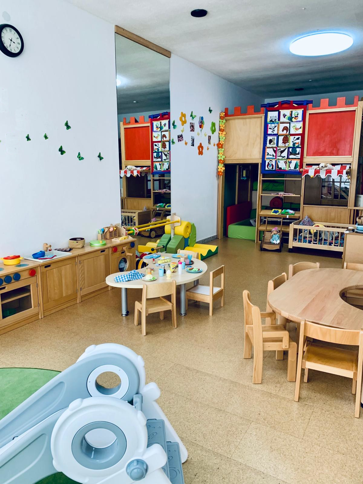 Spielzimmer mit Kinderküche und Spielzeug